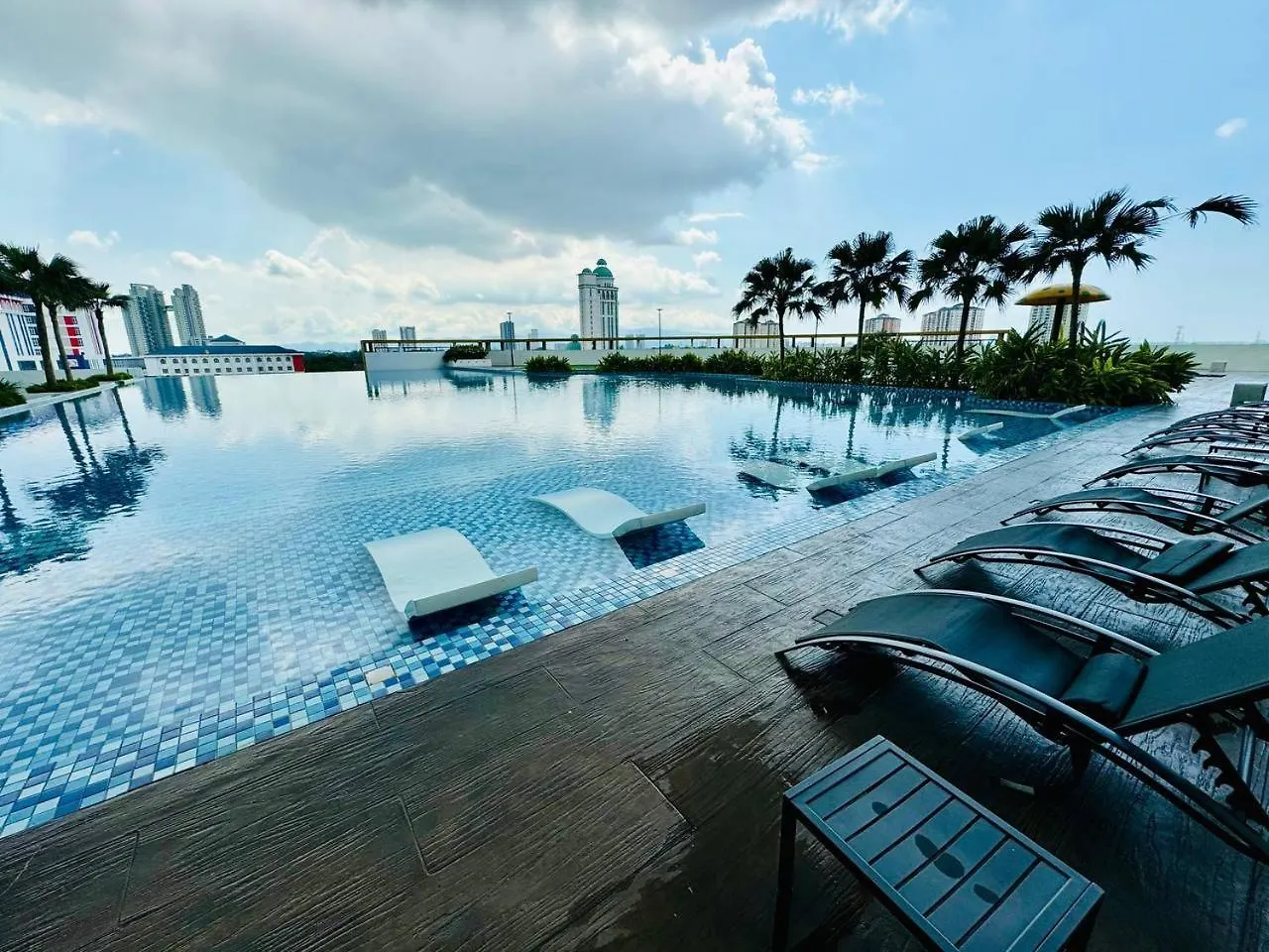 Luxury Family Fun Suites - Infinity Pool, Ps5, Private-Cinema With Balcony M1 Bukit Mertajam 0*,