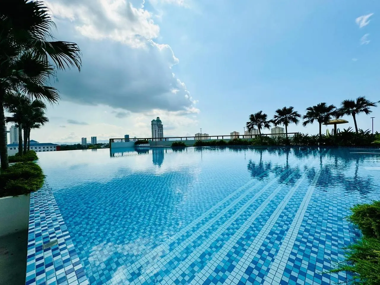 아파트 Luxury Family Fun Suites - Infinity Pool, Ps5, Private-Cinema With Balcony M1 메르타잠